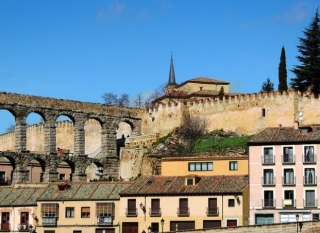 vista de segovia con su acueducto